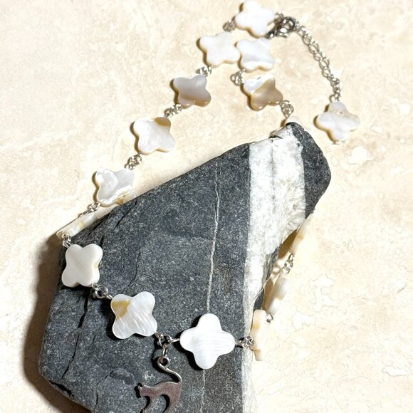 White Mother of Pearl Clover Beaded Short Necklace + Cute Slim Cat Pendant - Picture 4 of 13